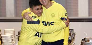 Enkazdan kurtarılan Mehmet Akif Ağaç, Jorge Jesus ve futbolcularla bir araya geldi