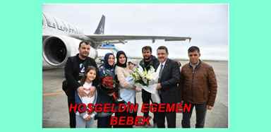 Egemen Bebek, havalimanında çiçeklerle karşılandı