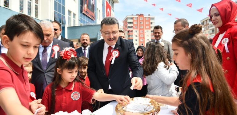 BAŞKAN GENÇ MAKAM KOLTUĞUNU ÇOCUKLARA DEVRETTİ