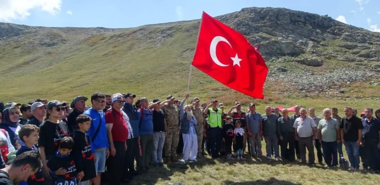 DEVEBOYNU Yaylasında Şehit Pilot Yüzbaşı Burak GENÇCELAP i Anma Programı düzenlendi.