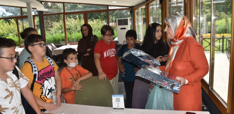 Umut ve Yaşam Derneği ile Trabzon Büyükşehir Belediyesi, kanser tedavisi devam eden çocuklar için etkinlik düzenledi.