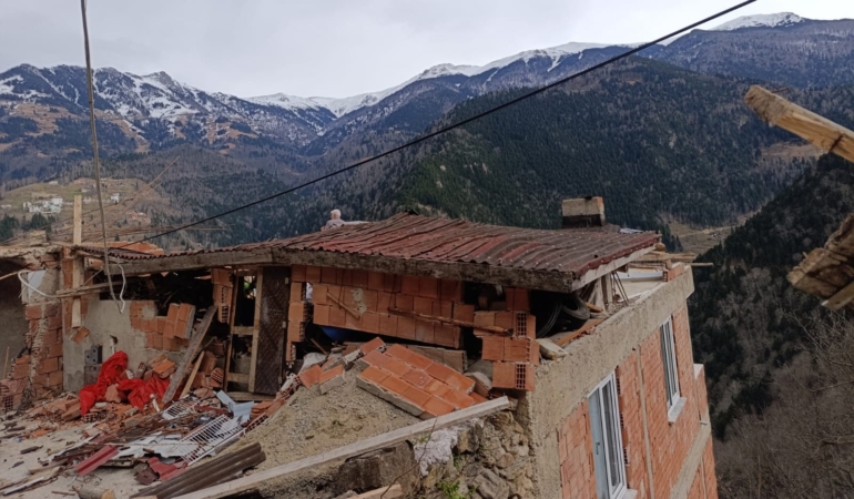 Çaykara ilçesine bağlı Taşkıran Mahallesi’nde dün akşam saatlerinde etkili olan şiddetli rüzgâr mahallede maddi hasara yol açtı
